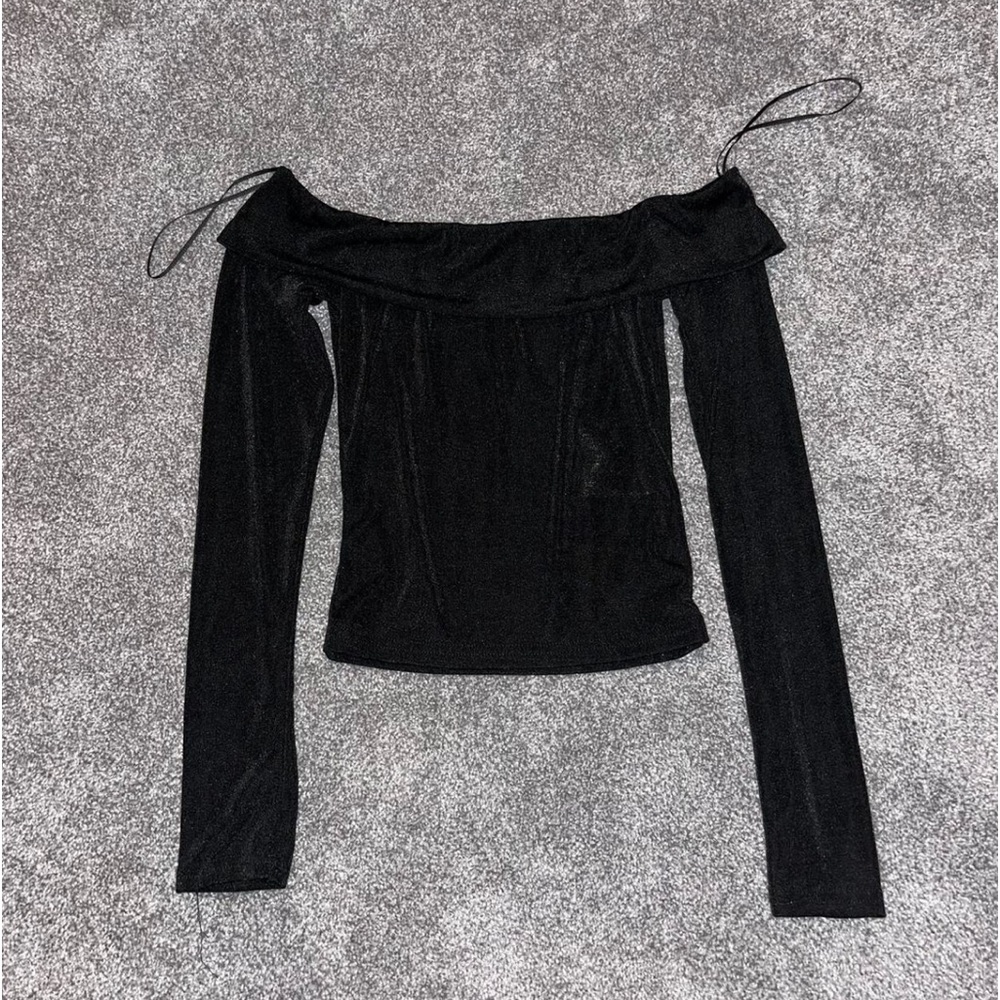 MOTEL x OLIVIA NEILL Nasari Crop Top 
off the shoulder long sleeve top